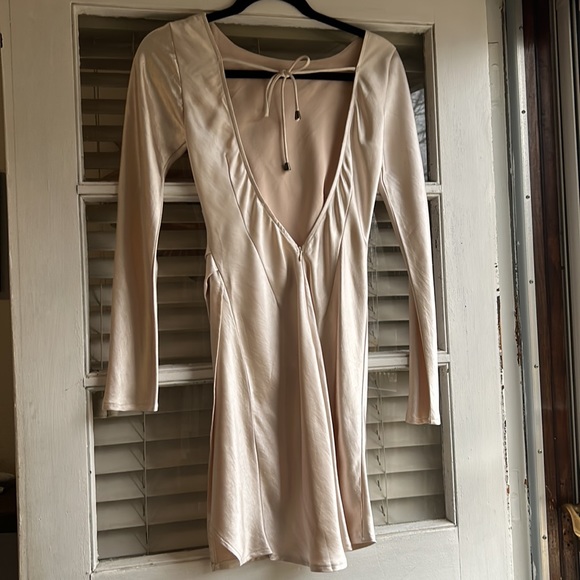 White satin petal and pup dress - Picture 3 of 9